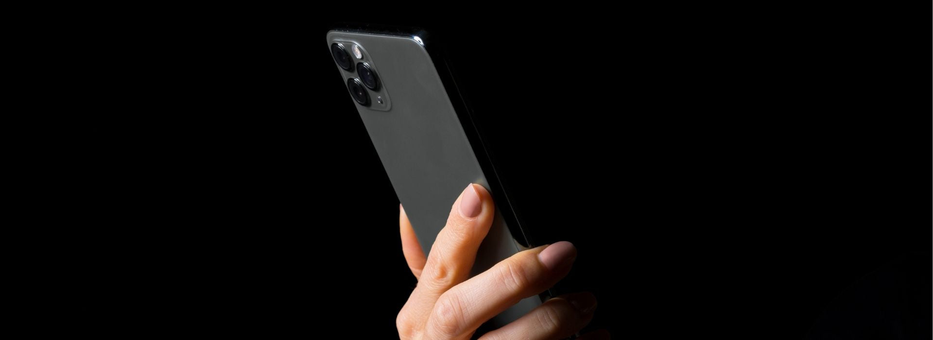 Person verkauft gebrauchtes Smartphone online schnell und sicher gegen Geld